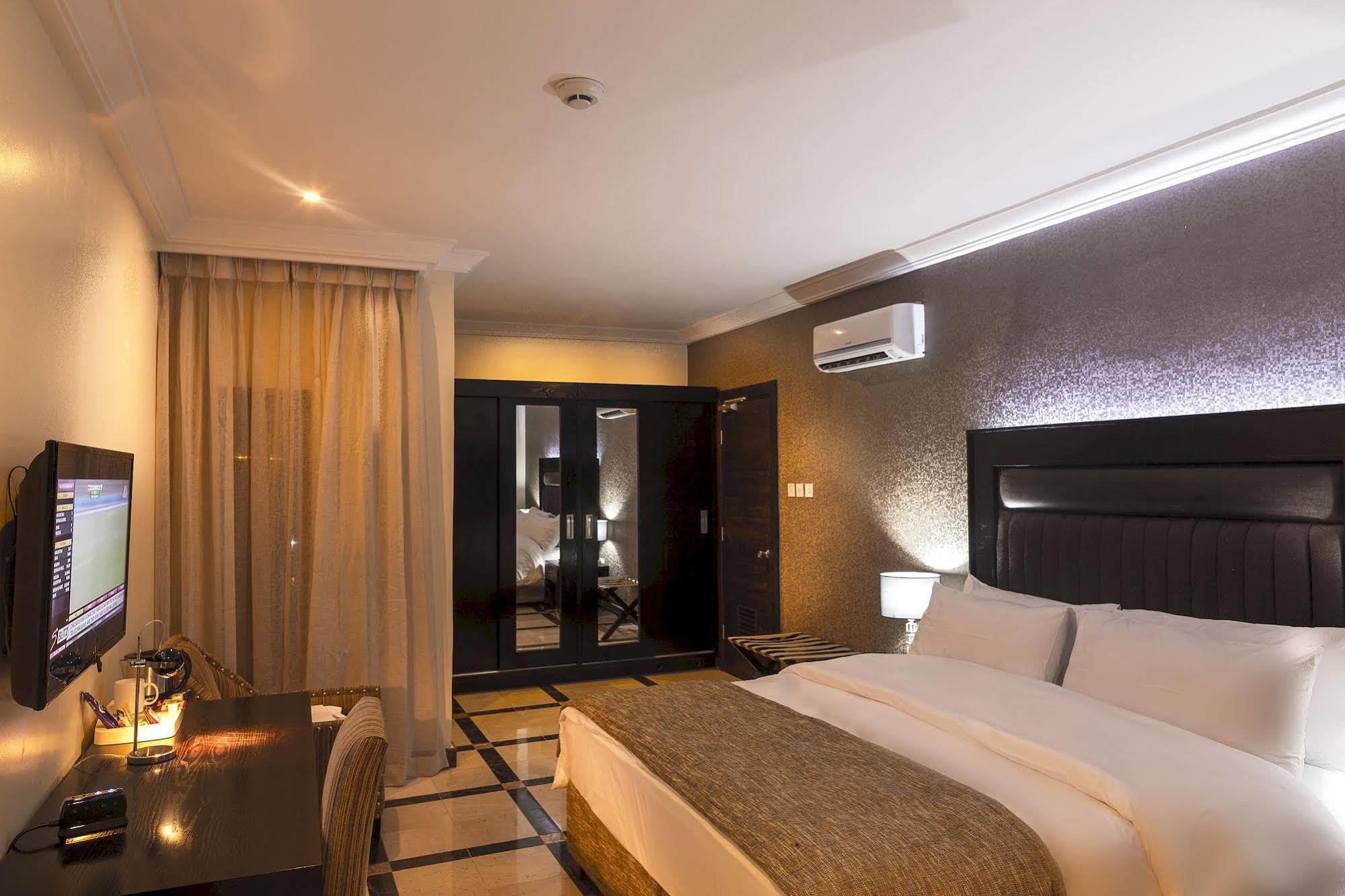 Quo Vadis Hotel Abuja Bagian luar foto