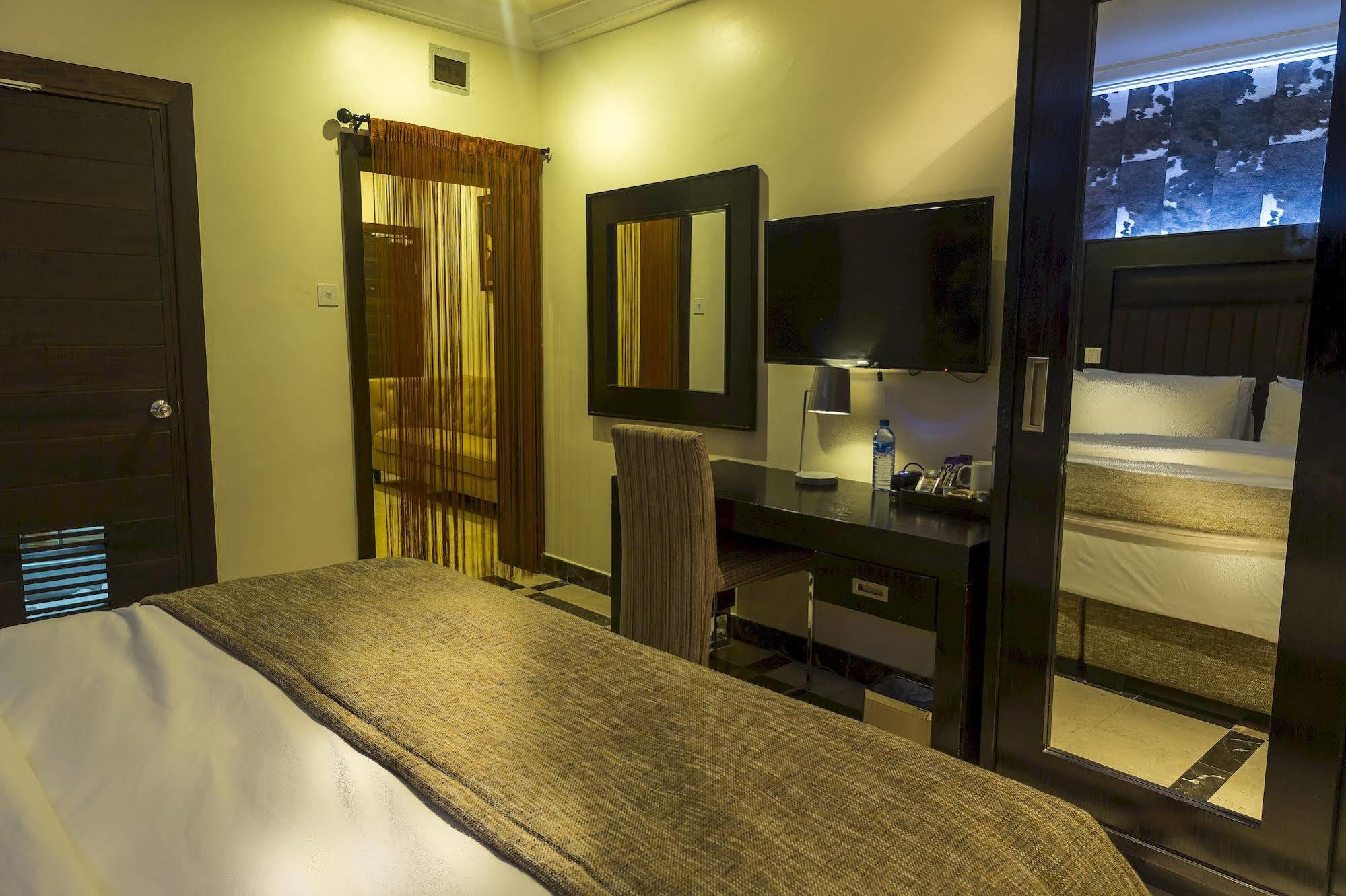 Quo Vadis Hotel Abuja Bagian luar foto