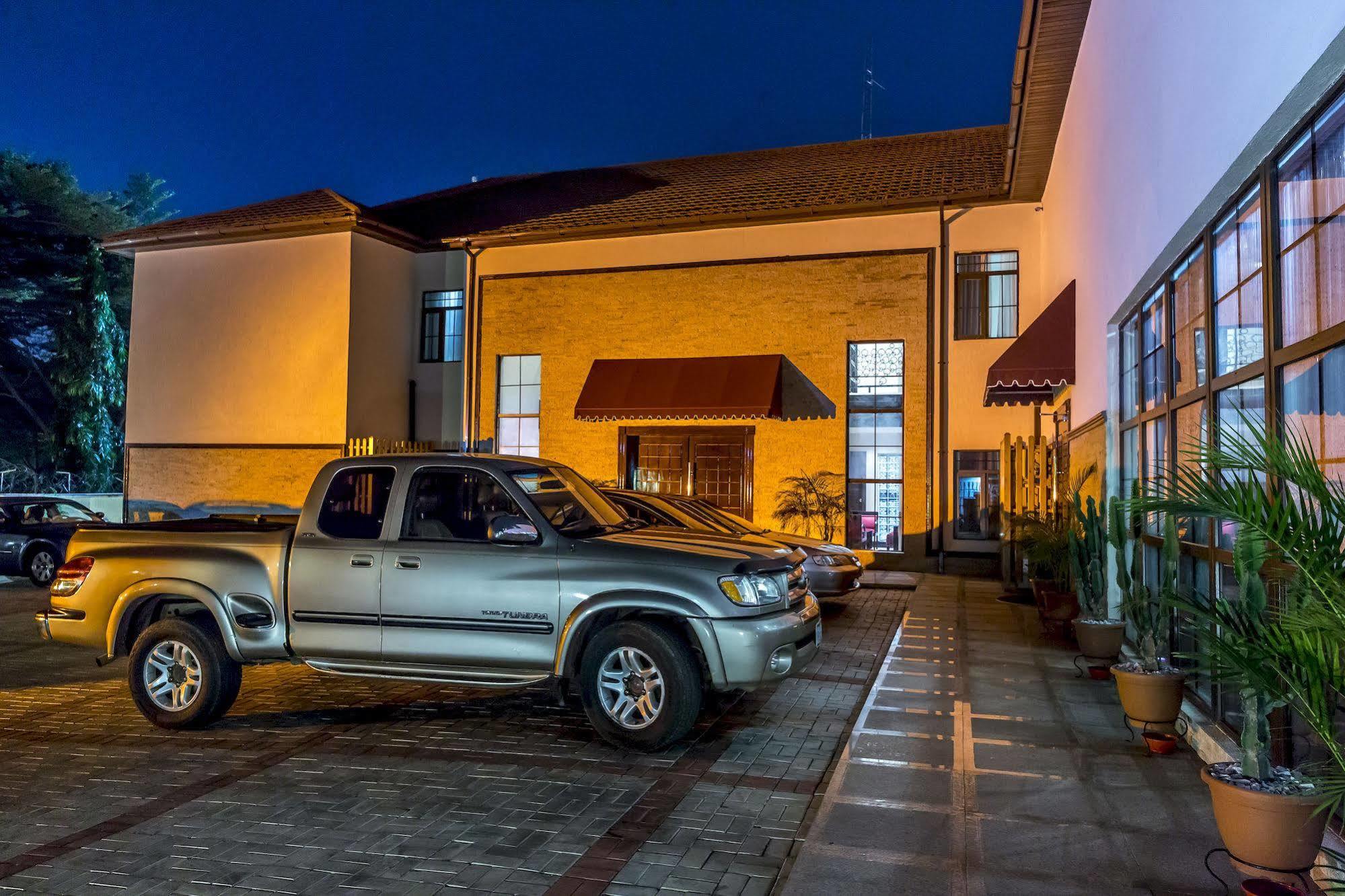 Quo Vadis Hotel Abuja Bagian luar foto