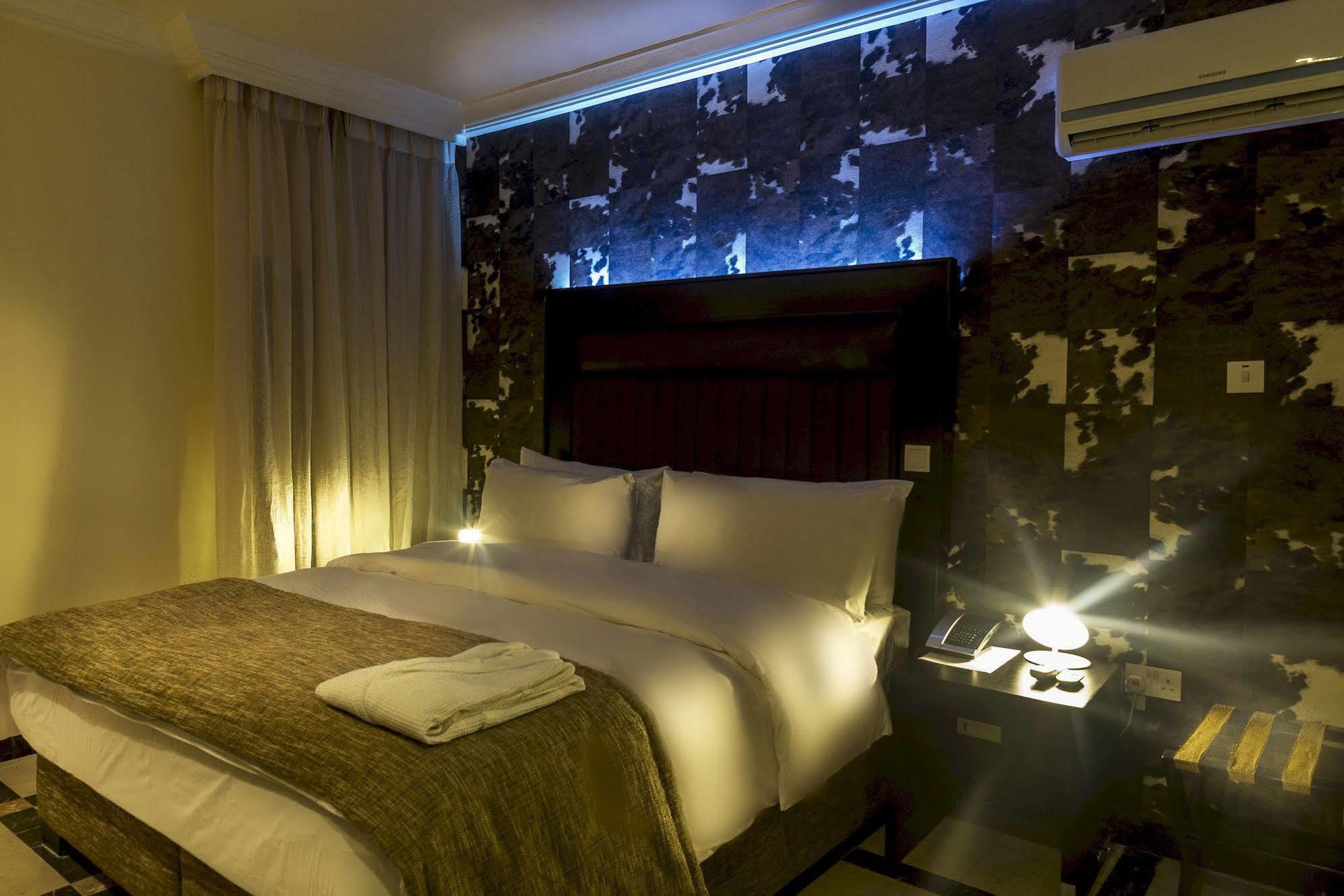 Quo Vadis Hotel Abuja Bagian luar foto